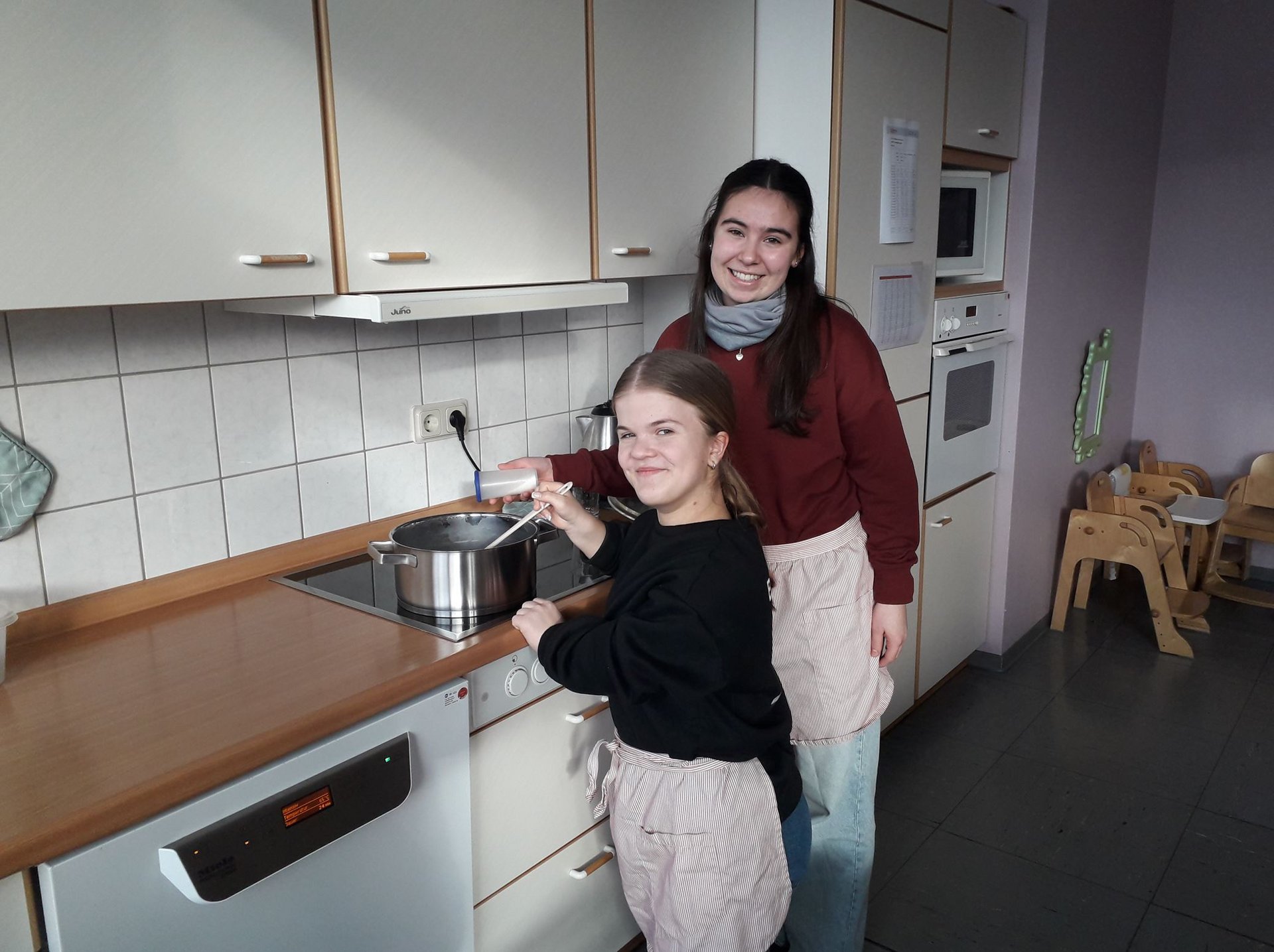 Mariella_Schneider_und_Lena_Pfaff_in_der_Kita_in_Oberbexbach